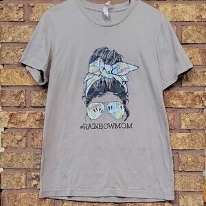 Gray Graphic Tee with Rainbow Mom Design Size Medium